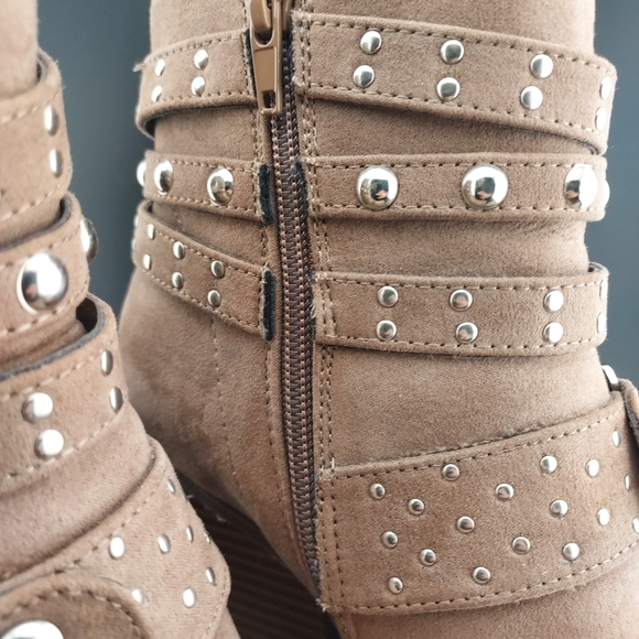 Women's Madden NYC Kalleen taupe ankle boots - Size 6M - Picture 7 of 9
